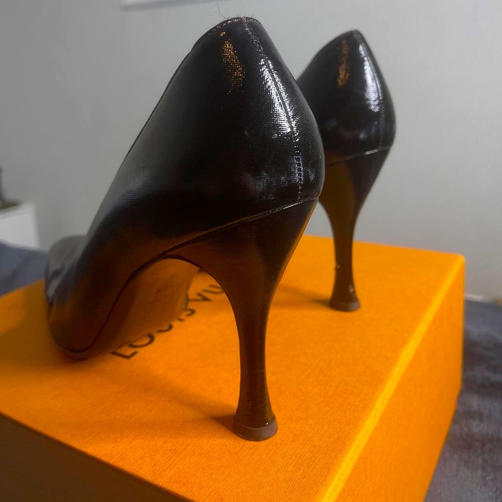 Authentic vintage Giorgio Armani black pointed toe pumps size 8